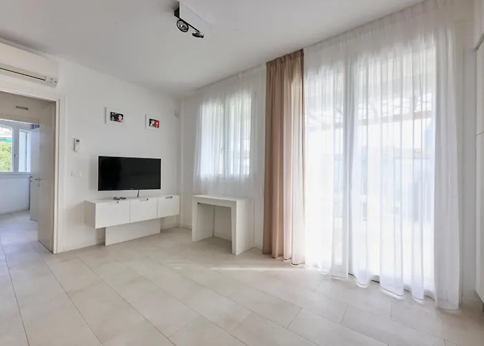 Les Maisons Apartments